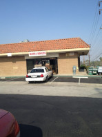 Manna Donuts outside