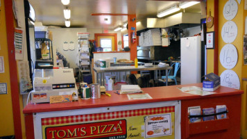 Tom's Pizza outside