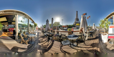 Les Bateaux Parisiens inside