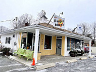 Lou's Bagel Nook outside