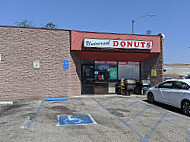 Universal Donuts outside