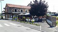 La Petite Auberge outside