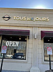 Tous Les Jours outside