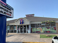 Braum's Ice Cream Dairy Store outside