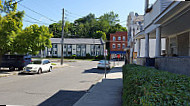 Ele-fant Bakery outside