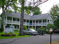 M22 Inn Glen Arbor outside