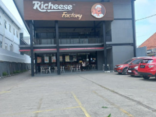 Richeese Factory Mayjen Sutoyo Tegal