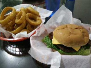 Izzy's Burger