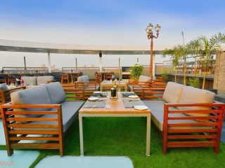 Marine Drive Resto Sky