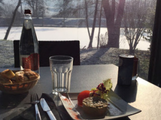 A La Table De L'etang