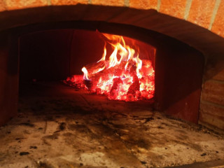 Pizzeria Rústica Napolitana Horno De Leña