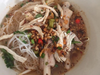 ก๋วยเตี๋ยวไก่ฉีก ป้าแตน