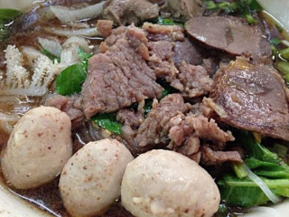 ร้านก๋วยเตี๋ยวเรือตามรม