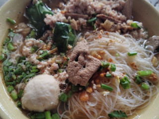 ก๋วยเตี๋ยวต้มยำหมูสับใบตำลึง