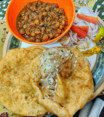 Stuffed Paneer Bhature With Chole