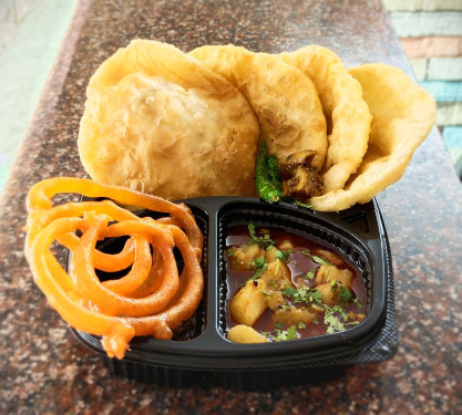 Koraishutir Kochuri [4Pcs] Aloo Dum Jalebi [2Pcs]