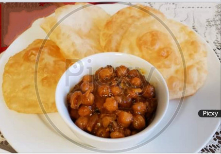 Luchi With Chana Masala (4 Pcs)