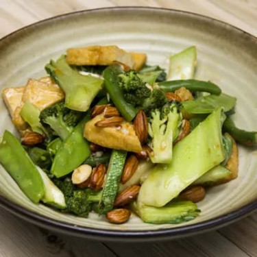 Stir-Fried Vegetables With Crunchy Almonds