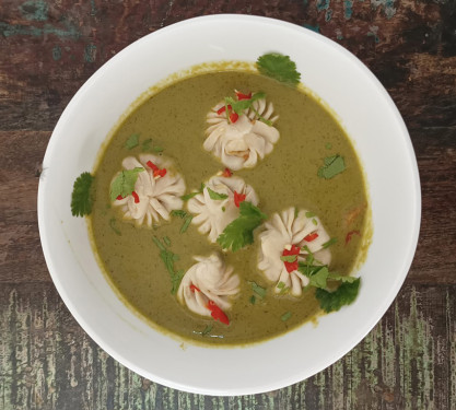 Green Curry Veg Soupy Momos