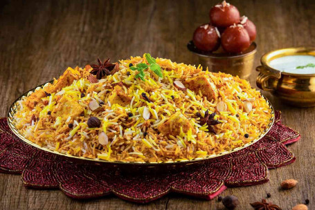 Paneer Subz (Klasyczny Paneer Veg Dum Biryani Porcje 4).