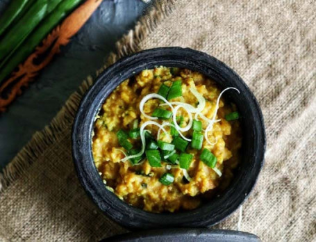 Hare Pyaz Lasooni Khichadi With Dahi