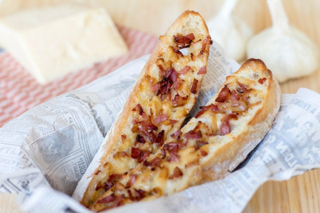 Pane Con Scamorza E Pancetta Tostata