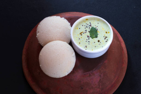 Idli With Coconet Chatni