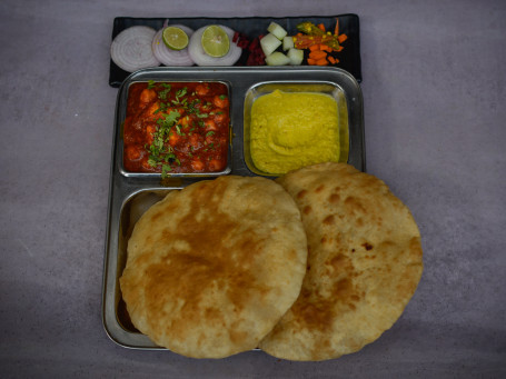 Chole Bhatura With Green Chutney