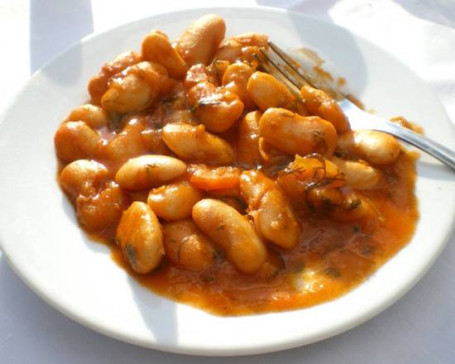 Gigantes In Tomato Sauce With Garlic Bread