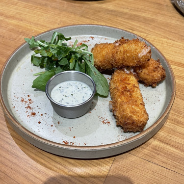 Fried Mozzarella Stick Xiāng Cuì Shuǐ Niú Zhī Shì Tiáo · Huǒ Jiàn Cài · Yān Xūn Hóng Jiāo Fěn · Báo Hé Rǔ Lào