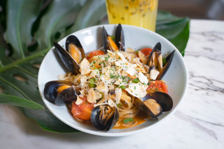 Set Blue Mussels Linguine Aioli Lán Qīng Kǒu Xiāng Suàn Lǎn Yóu Biǎn Yì Fěn