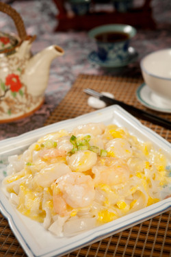 Huá Dàn Xiā Rén Dài Zi Chǎo Hé Stir-Fried Rice Noodles With Scallop, Shrimp And Scrambled Egg