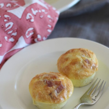 Bocaditos De Huevo Con Bacon Y Queso Gruyère