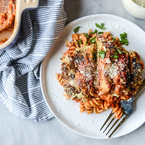 Makaron Z Pieczonym Kurczakiem I Parmezanem