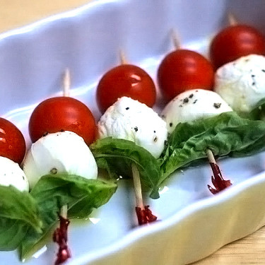 Szaszłyki Caprese