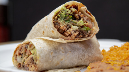 Posiłek Burrito Z Smażonymi Ziemniakami Posiłek Burrito Z Smażonymi Ziemniakami Z Kiełbasą