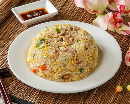 Gǔ Zǎo Wèi Cài Pǔ Ròu Sī Chǎo Fàn Stir-Fried Rice With Pork Strips